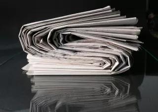 Photo de journaux papiers entassés
