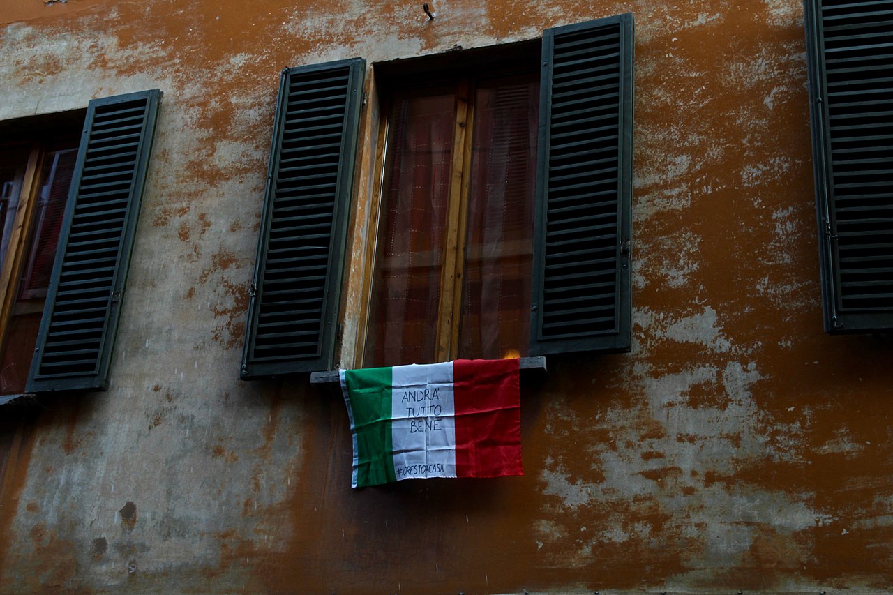 Una bandiera italiana con lo slogan "Andrà tutto bene" appesa fuori da una finestra a Bologna nel marzo 2020