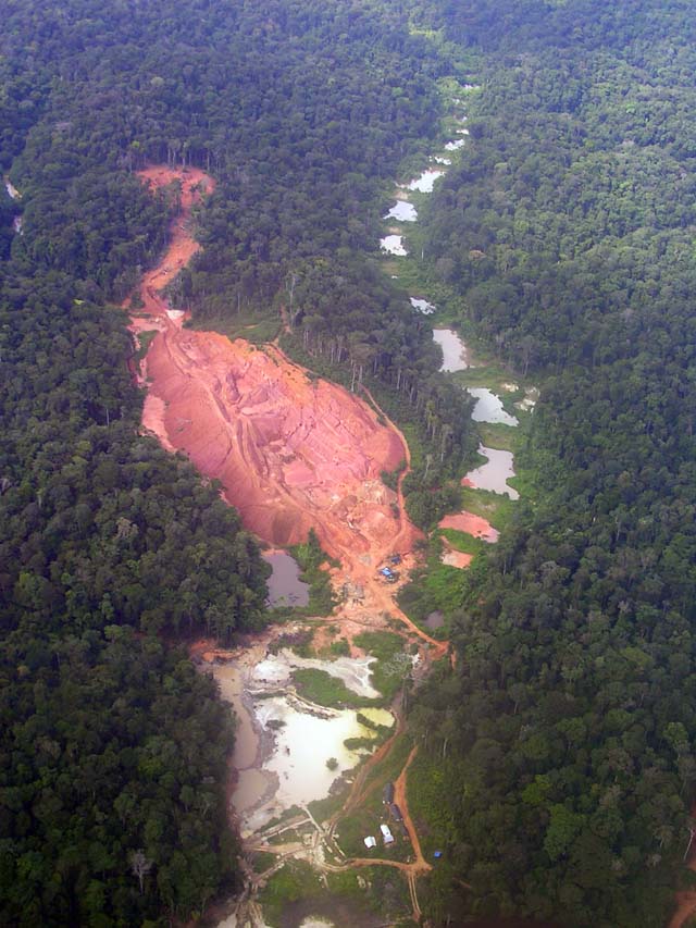 Mine industrielle exploitant l'or primaire en filon et l'or alluvionnaire en paillettes Mine industrielle exploitant l'or primaire en filon et l'or alluvionnaire en paillettes