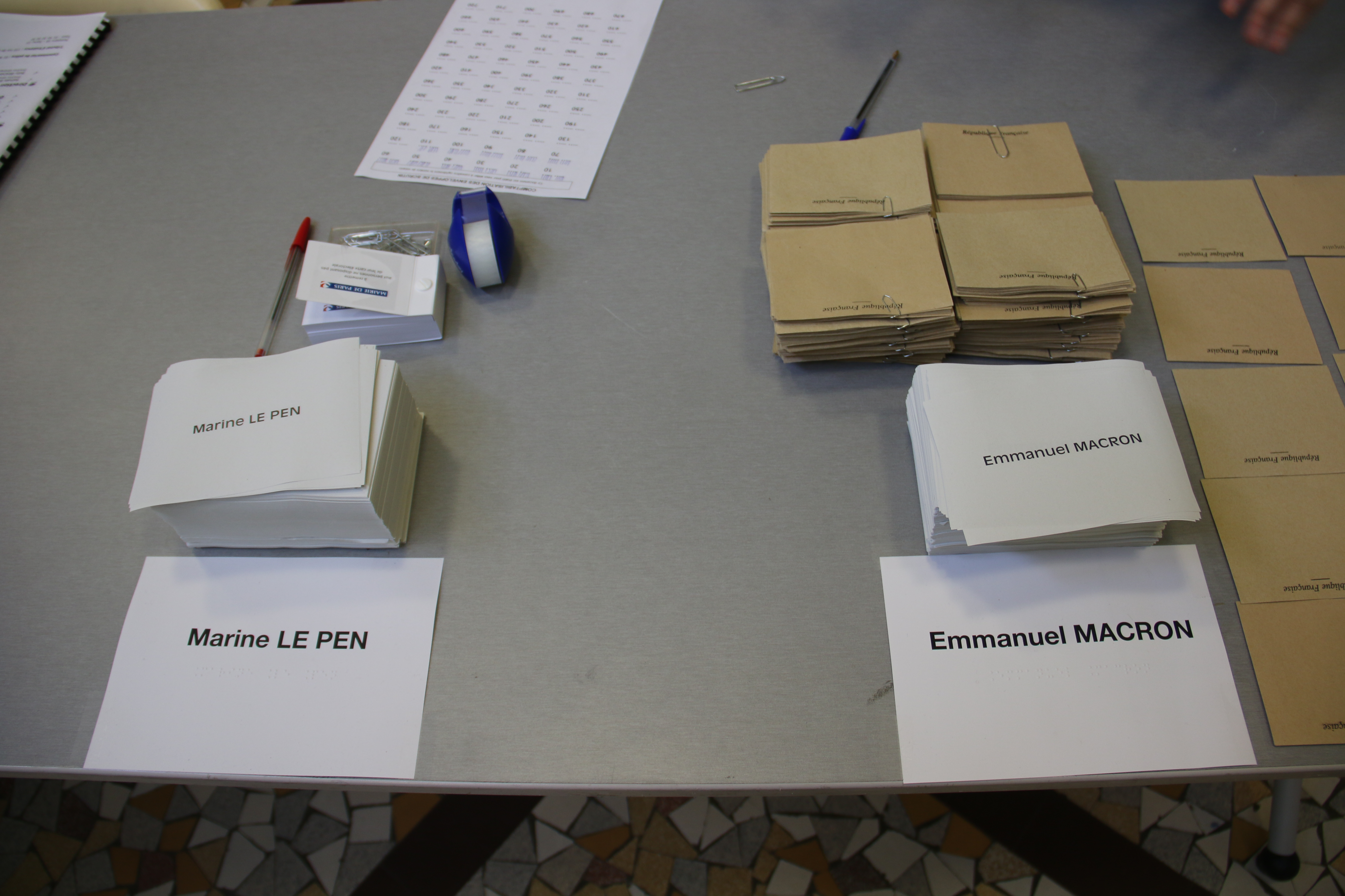 Bulletins de vote pour Le Pen et Macron en 2017 Bulletins de vote Le Pen et Macron en 2017