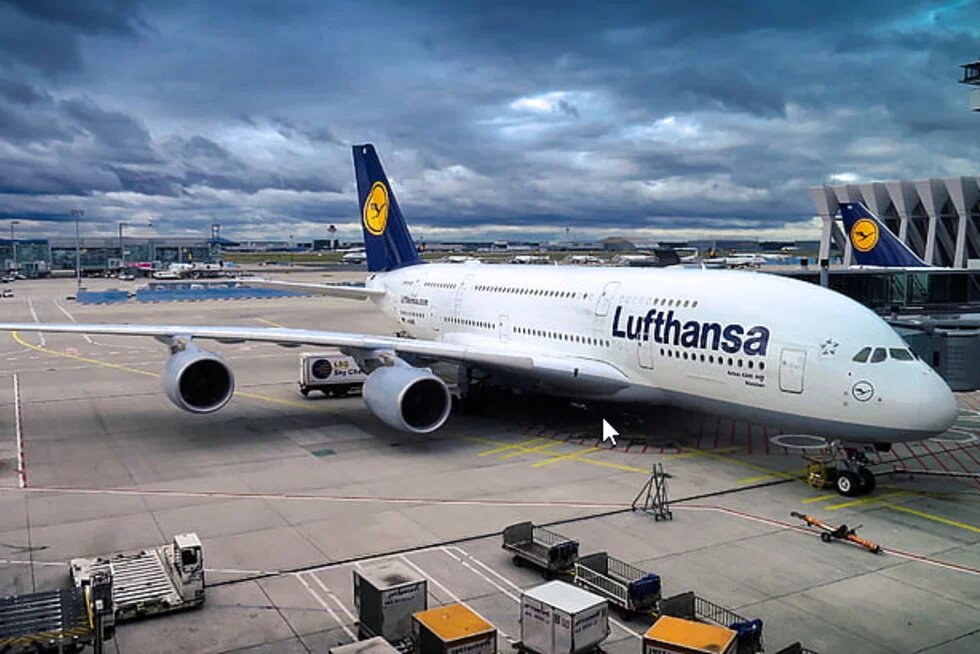 Avion de la Lufthansa en position parking