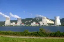 Centre nucléaire de Cruas depuis la rive opposée