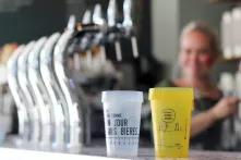 La ville de Rennes est en passe d'interdire les gobelets en plastique jetables. La solution pour les bars est d'investir dans des verres réutilisables. Ici au bistrot Les Grands Gamins