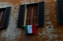 Una bandiera italiana con lo slogan "Andrà tutto bene" appesa fuori da una finestra a Bologna nel marzo 2020