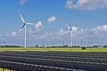 Champ de panneau solaire, éoliennes dans le fond