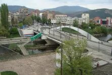 Le pont de Mitrovica qui sépare le quartier sud et nord