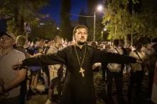 Le prêtre Alexander Kukhta à un rassemblement à Minsk, devant la prison Okrestina, où des manifestants ont été détenus et brutalisés. 