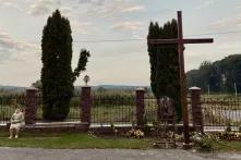 Une dame préfère écouter la messe depuis l’extérieur