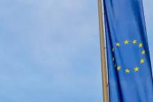 drapeau européen et ciel bleu