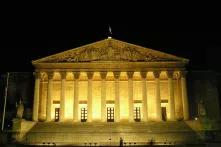 Batiment de l'Assemblée nationale de nuit, éclairé