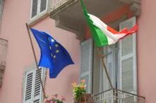 EU-Flagge und Italienische Flage auf einem Balkon in Bellagio