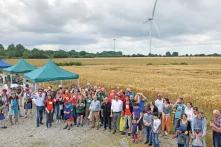 Participant-e-s energie citoyenne au parc éolien citoyen de Champs-Chagnots, à la Chapelle-Montreuil