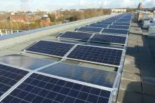 Installation posée sur le toit d’un bâtiment résidentiel à Leipzig. Inaugurée en 2020, la centrale produit en moyenne 19 MWh/an consommés par les habitants de l’immeuble.