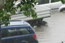 Alluvione - auto su strada invasa dall'acqua
