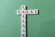 Jetons de Scrabble écrivant "free press" (presse libre)