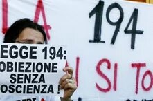 Demonstration gegen die hohe Rate an Gewissensverweigerern in Italien  richtig