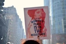 Panneau d emanifestation disant : Woman's place is in the resistance