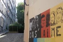 On s'aime vue d'une rue avec une affiche street art "On s'aime "