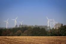 Des éoliennes devant un ciel bleu