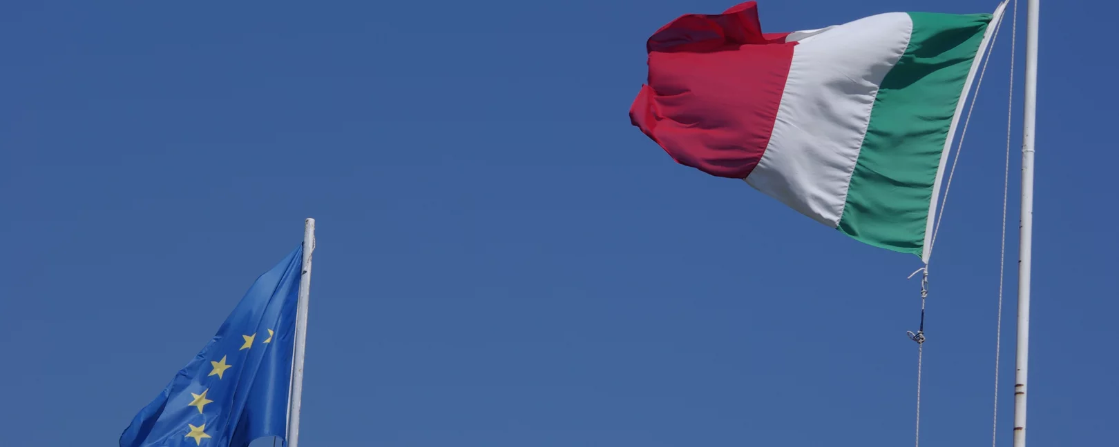 Italienische und EU-Flagge