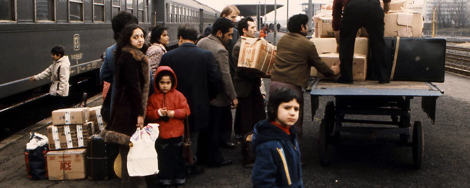 Italienische Gastarbeiter am Wolfsburger Bahnhof bei der Abreise in den Weihnachtsurlaub im Winter 1970