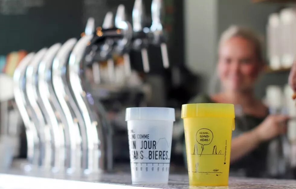 La ville de Rennes est en passe d'interdire les gobelets en plastique jetables. La solution pour les bars est d'investir dans des verres réutilisables. Ici au bistrot Les Grands Gamins