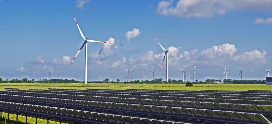 Champ de panneau solaire, éoliennes dans le fond