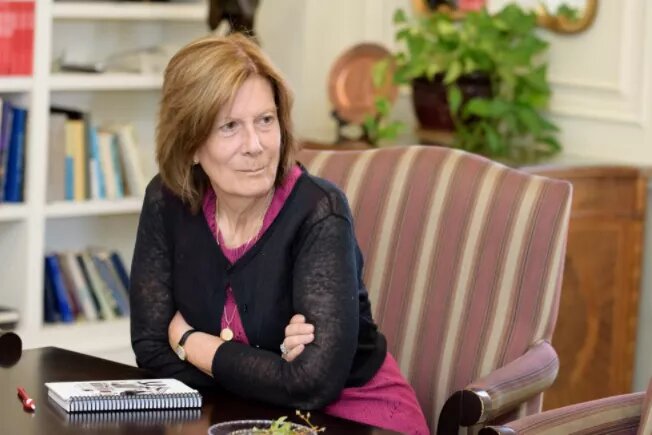 Stéphanie Foster à son bureau 