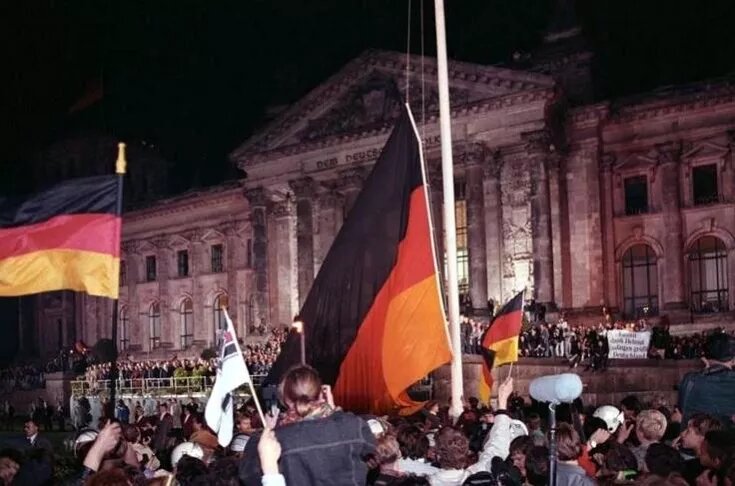 .« Abbildung: Bundesarchiv, Bild 183-1990-1003-400 »In der Nacht vom 2. auf den 3. Oktober 1990 wurde um Mitternacht die Fahne der Einheit an einem großen Fahnenmast vor dem Reichstagsgebäude gehisst