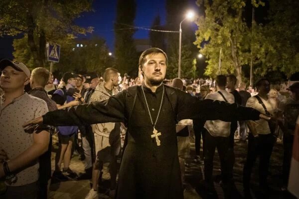 Le prêtre Alexander Kukhta à un rassemblement à Minsk, devant la prison Okrestina, où des manifestants ont été détenus et brutalisés. 