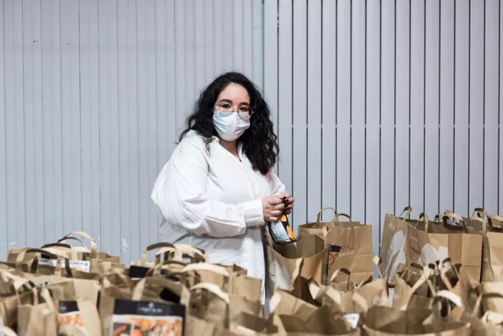 Nanterre, France. Chaïma et d'autres residents ont crée l'association ATR92 (pour Aide Ton Resident). Plusieurs fois par semaine, elles organisent des distributions alimentaires pour les étudiants résidant au CROUS de Nanterre.