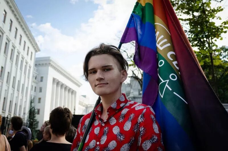 Pride de Kiev, personne avec un drapeau arc-en-ciel