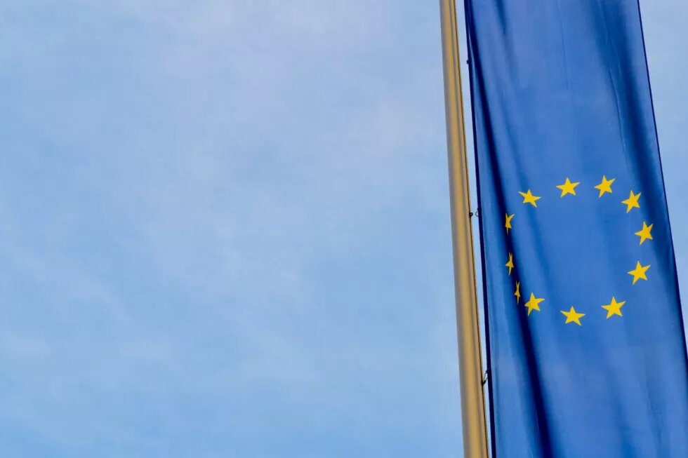 drapeau européen et ciel bleu