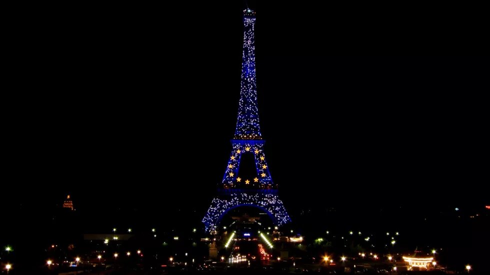 Tour eiffel illuminé europe