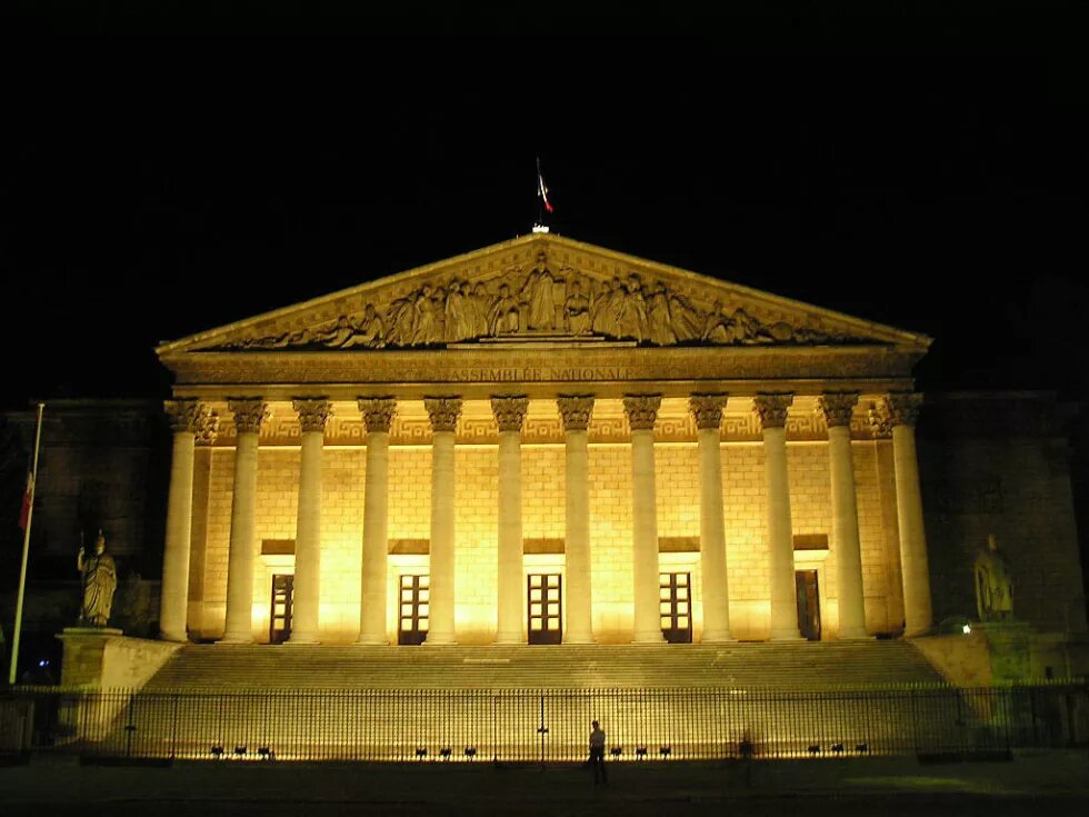 Batiment de l'Assemblée nationale de nuit, éclairé