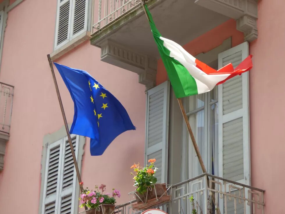 EU-Flagge und Italienische Flage auf einem Balkon in Bellagio