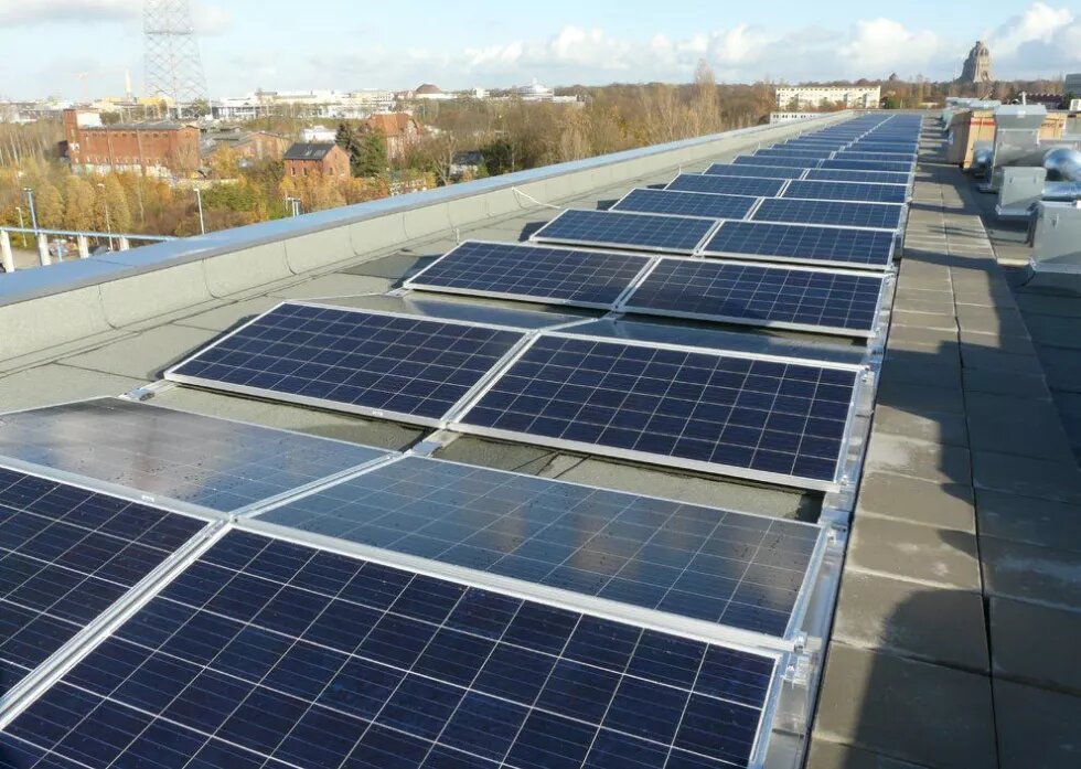 Installation posée sur le toit d’un bâtiment résidentiel à Leipzig. Inaugurée en 2020, la centrale produit en moyenne 19 MWh/an consommés par les habitants de l’immeuble.