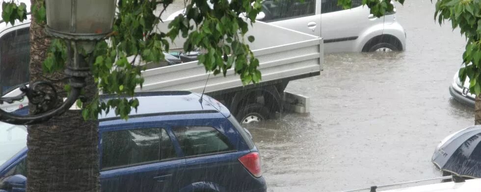 Alluvione - auto su strada invasa dall'acqua