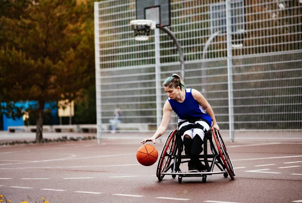 joueuse de basket en fauteuil sur un city-stade