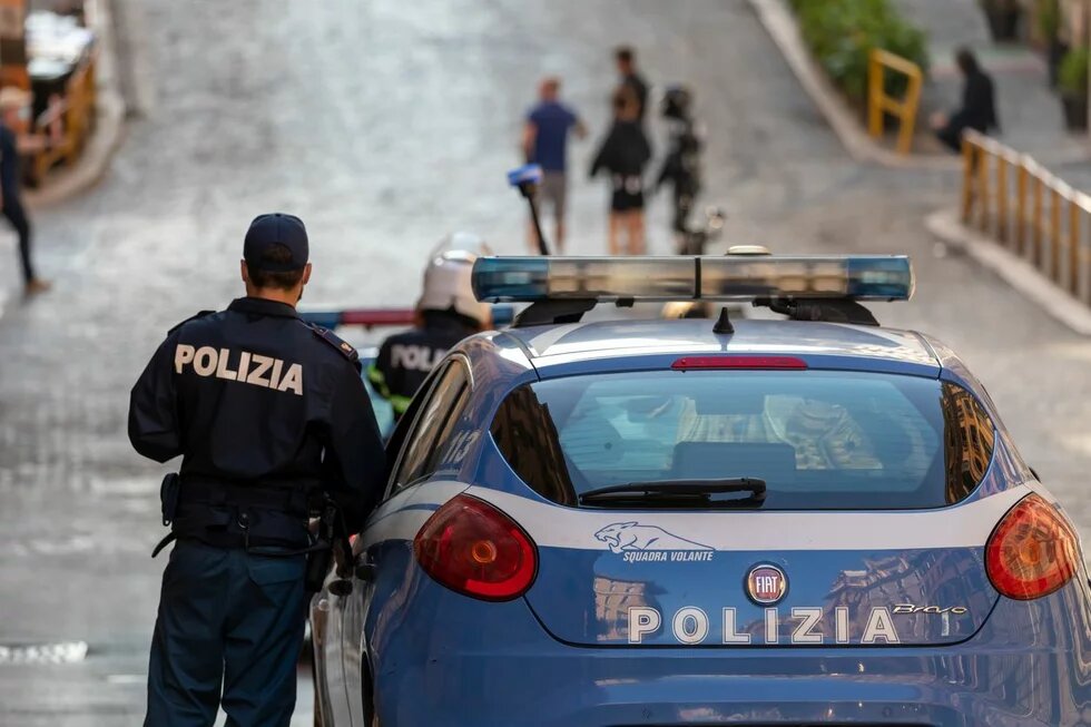 Italienischer Polizist auf Patrouille in der Stadt