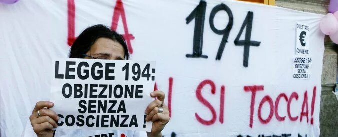 Manifestation contre le taux élevé d'objecteurs de conscience en Italie correcte