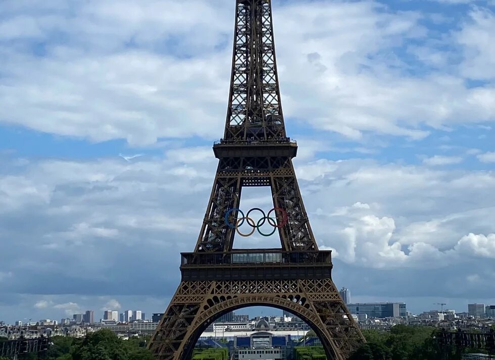 Eiffelturm mit olympischen Ringen