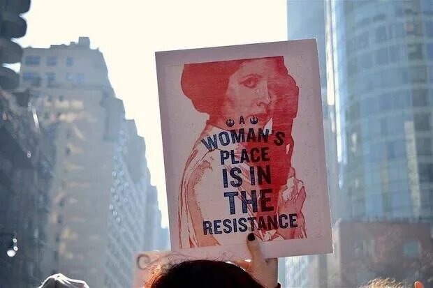 Panneau d emanifestation disant : Woman's place is in the resistance