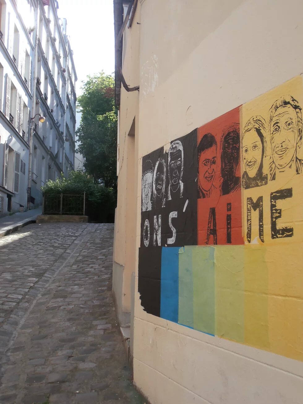 On s'aime vue d'une rue avec une affiche street art "On s'aime "