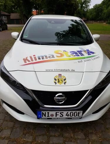 KlimaStark - Flecken Steyerberg: Weißes Auto mit Werbeaufschrift www.klimastark.de