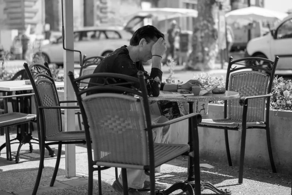 reading newspaper Ein Mann liest Zeitung im Département Vaucluse