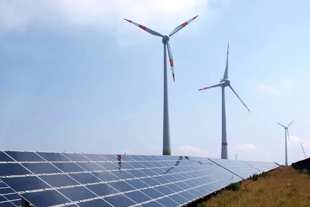 Panneaux solaires et éoliennes.