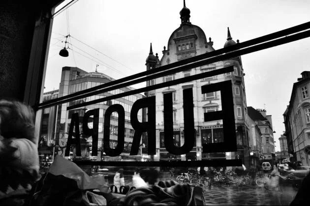 Schwarz/weiß-Fotografie aus dem Fenster des Café Europa in Kopenhagen