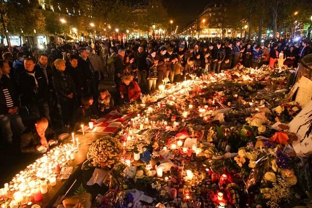 Recueillement Place de la République après les attentats du 13 novembre 2015