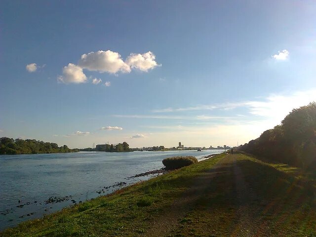 German Rhine port, seen from France Rhin à Kehl (frontière franco-allemande)